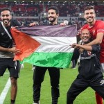 لاعبو الأهلي المصري يرفعون علم فلسطين بعد تتويجهم بالسوبر الإفريقي