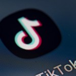 TikTok يصيب المراهقات بتشنجات لا إرادية