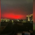 الصين.. سماء مدينة قرب شنغهاي تتلون بالأحمر الدموي وتثير رعب السكان (فيديو)