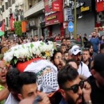 هآرتس: الشرطة الإسرائيلية تلقت أوامر بمنع رفع أعلام فلسطين خلال جنازة أبو عاقلة