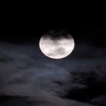 لماذا يبدو القمر قريبا في بعض الليالي وبعيدا في غيرها؟