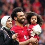 وضعية غلط.. صورة زوجة محمد صلاح مع ممثل أمريكي تثير الغضب في مصر