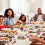 اجتماع أفراد الأسرة على مائدة الطعام.. كيف يؤثر في حالتهم النفسية؟