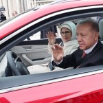 السيارة لي..أردوغان يقود أول سيارة توغ محلية وسط حوار طريف مع زوجته 