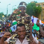 تحذيرات وتهديدات غير مبررة.. النيجر: انتهاء مهلة مغادرة سفير فرنسا ومظاهرة لمساندة قادة الانقلاب