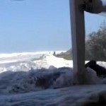 فيديو مروع... موجة عارمة جرفت طفلا إلى البحر وأوقعت إصابات