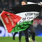 لحظة اقتحام مشجع ملعب مباراة في دوري أبطال أوروبا يرفع علم فلسطين