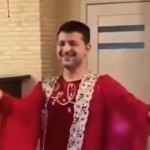 وصلة رقص شرقي ببدلة حمراء.. فيديو زيلينسكي يقلب التواصل