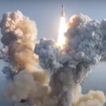 الصين تطلق صاروخا بـ3 أقمار إلى الفضاء