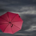 مخترع يطور مظلة طائرة تتبعك أثناء المطر!