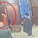دخل المسجد وطعن 4 مصلين.. فيديو يثير ضجة 