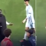 في فيديو صادم.. مدرب منتخب الجزائر يثير ضجة واسعة بصفعه لاعبيه خلال مباراة دولية