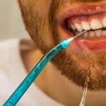 طبيب يحذّر من الاستخدام اليومي لأجهزة تنظيف الأسنان المائية