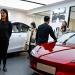 تسلا تسقطب عملاء الصين بسيارات أرخص