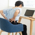 طرق مدعومة علميا للجلوس الصحي وتخفيف آلام الظهر