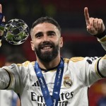 لحظة احتفال كارفاخال بالكأس مع والده في فوز ريال مدريد بدوري أبطال أوروبا