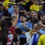 مشاهد صادمة في نصف نهائي كوبا أمريكا.. اشتباك عنيف بين لاعبي أوروغواي وجماهير كولومبيا!