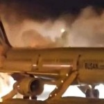 إجلاء ركاب طائرة اندلعت فيها النيران على المدرج في كوريا الجنوبية