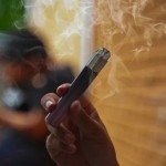 رئة الفشار.. التدخين الالكتروني يُسبب مرضاً خطيراً لا علاج له