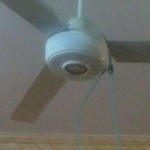 جريمة مروعة.. عذب طفله وعلقه بمروحة سقف حتى مات