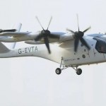 طائرة كهربائية تقلع من مطار وتهبط في آخر خلال معرض جوي عالمي