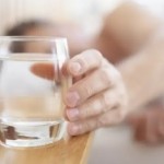 رشفة ليلاً قد تضرك.. العلم يحذر من وضع كأس ماء بجوار السرير
