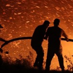 اتساع رقعة الحرائق في ريف اللاذقية وامتدادها إلى طريق اللاذقية–حلب الدولي