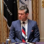 ربطة عنق وزير الدفاع الأميركي تثير زوبعة.. وفانس يتدخل