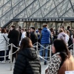 إعادة فتح متحف اللوفر والسلطات تواصل البحث عن اللصوص