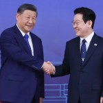 مشهد طريف بين الرئيس الصيني ونظيره الكوري.. هدية وتلميح بالتجسس