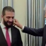 فيديو للشرع يسأل ترامب عن عدد زوجاته والأخير يرش له عطراً