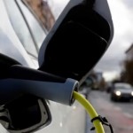 السيارات الكهربائية أم البنزين.. أيهما أكثر أمانًا؟