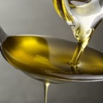 جرعة زيت زيتون يومية على الريق!.. معجزة صحية أم موضة رقمية خطيرة؟