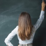 تفاصيل فضيحة لمعلمة متزوجة مع طالبها المراهق