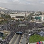 حشود ملأت ساحة الأمويين بدمشق.. التدافع قتل شاباً والفرق الطبية والإسعافية تدخّلت لمعالجة 247