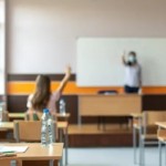 طالب يطعن زملاءه في مدرسة.. وسقوط قتيل