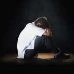 جريمة تهز القلوب.. أب يحتجز طفله المريض داخل غرفة 10 سنوات