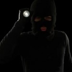 أطفال يسرقون أكبر سوق هواتف.. ويبثون فيديو صادما