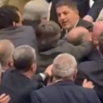 عراك بالأيدي بين النواب.. تعليق جلسات البرلمان التركي مرتين