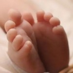 أم ترمي رضيعتها من الطابق الرابع