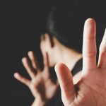 سحلها ومزق وجهها بمساعدة والدته.. طالب يشن هجوما دمويا على معلمة بسبب الغش