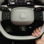 «فولكسفاغن» تفي بوعدها وتعيد الأزرار المادية إلى عجلة القيادة