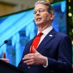 واشنطن تتحدث عن رفع عقوبات فنزويلا وتحضّ رعاياها على مغادرتها