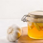 الثوم مع العسل.. فوائد صحية مثبتة وآثار جانبية يجب الانتباه لها