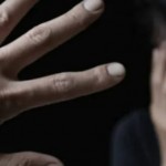 شهد اغتصاب امرأة في الشارع فلاحقوه إلى غرفته وضربوه حتى الموت