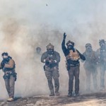 بعد سقوط قتيل.. حاكم بمينيابوليس يطالب بسحب قوات الهجرة وترمب يتهمه بالتحريض