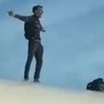 فيديو لـ مشاكس يصعد على سطح طائرة ويؤخر الرحلة ساعتين