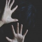 عادت من المستشفى فقتلها.. أب ينهي حياة ابنته بـ مذراة