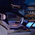 أوروبا والصين تكافحان «هوس الشاشات» في كبائن قيادة السيارات