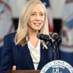 حاكمة فرجينيا تفتح النار على ترمب: أثرى نفسه وخذل الأمريكيين